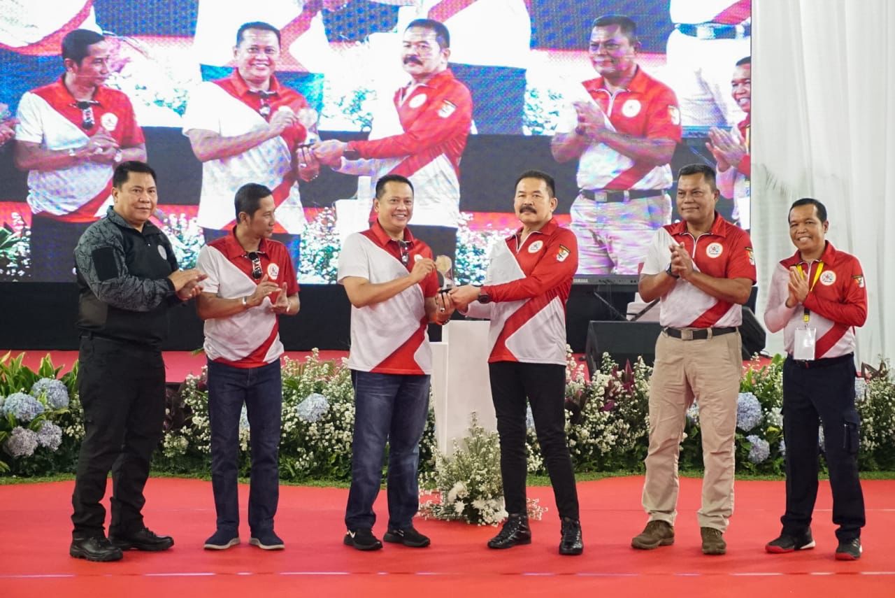 Ketua MPR RI Bamsoet Juara Pertama Best of The Best kelas Eksekutif Kejuaraan Menembak Jaksa Agung Cup 2022