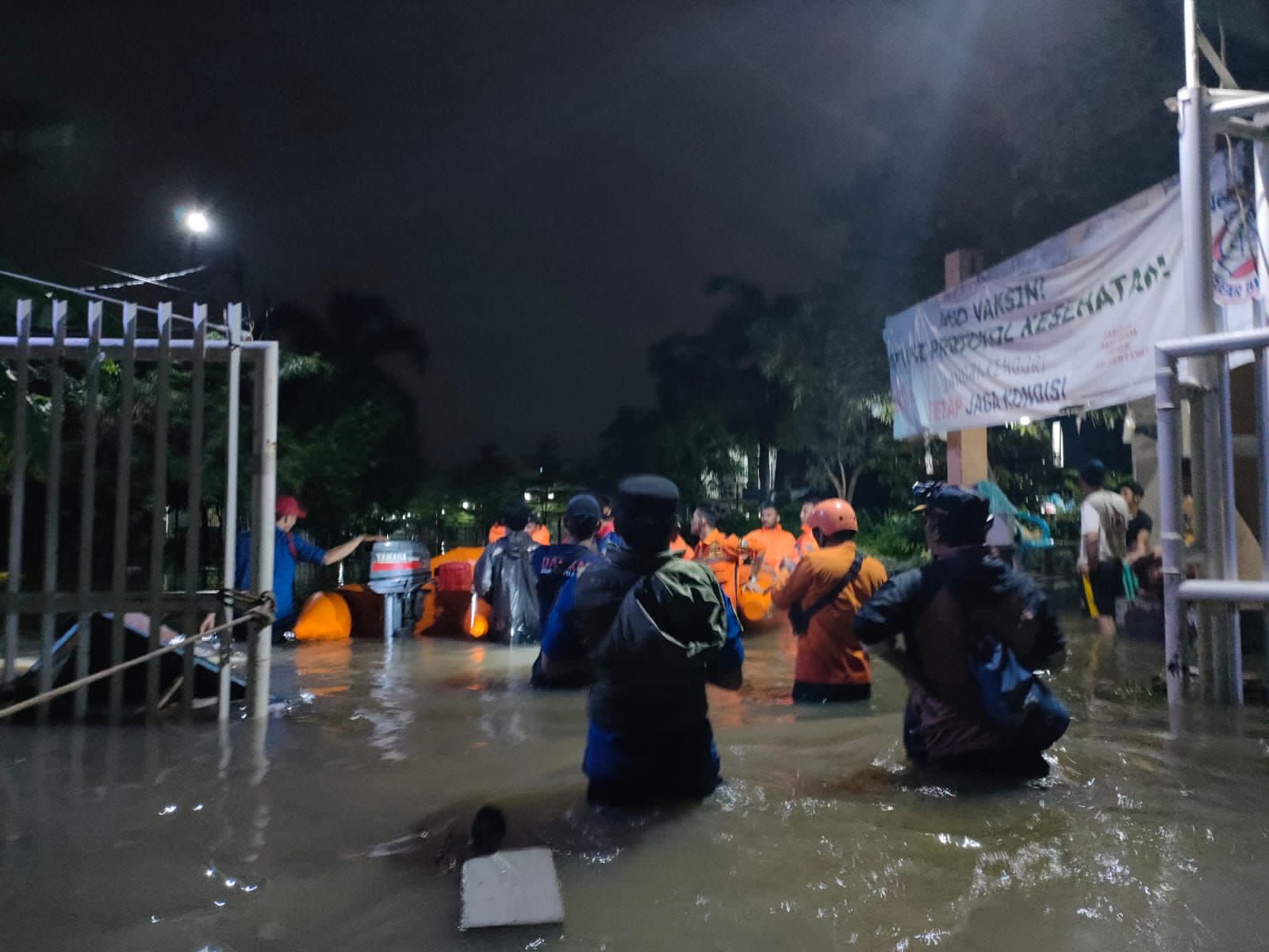 Tanggul Jebol, Banjir Di Tangsel Semakin Meluas Kepemukiman Warga