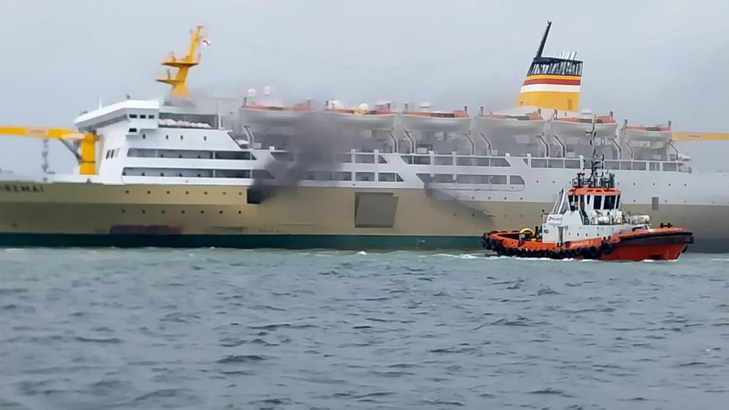 TNI AL Bantu Tanggulangi Kebakaran KM Ciremai