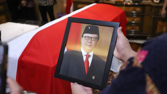 Jenazah Tjahjo Kumolo Dimakamkan di TMP Kalibata