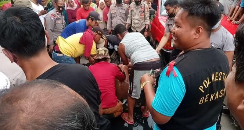 Warga Bekasi Geger, Usai Menemukan Seorang Pria Sembunyi di Dalam Gorong gorong