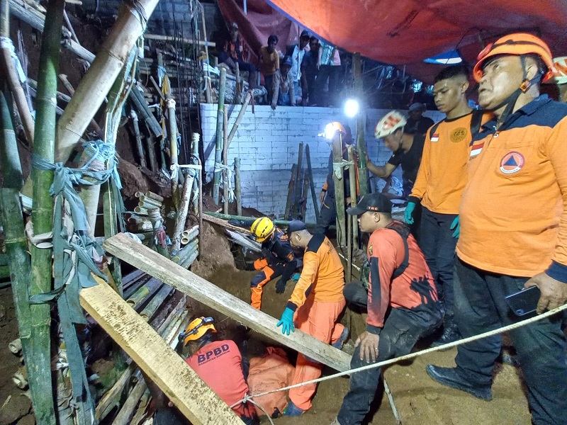 Tragis! 2 Orang Tewas Tertimbun Longsor Saat Membangun TPT di Kampung Jason Sukabumi