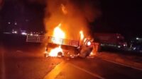 Mobil Pickup Tabrak Pembatas Jalan Pantura Subang lalu Terbakar, 4 Orang Tewas 3 Luka-luka