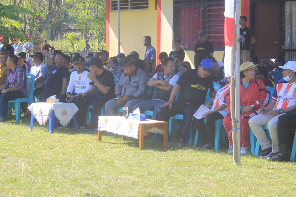 Bupati Agas Buka Turnamen Bupati Cup VI di Lamba Leda Utara