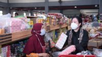 Inaugurating Banyumas Market, Madam Checks Food Stock While Shopping Vegetables