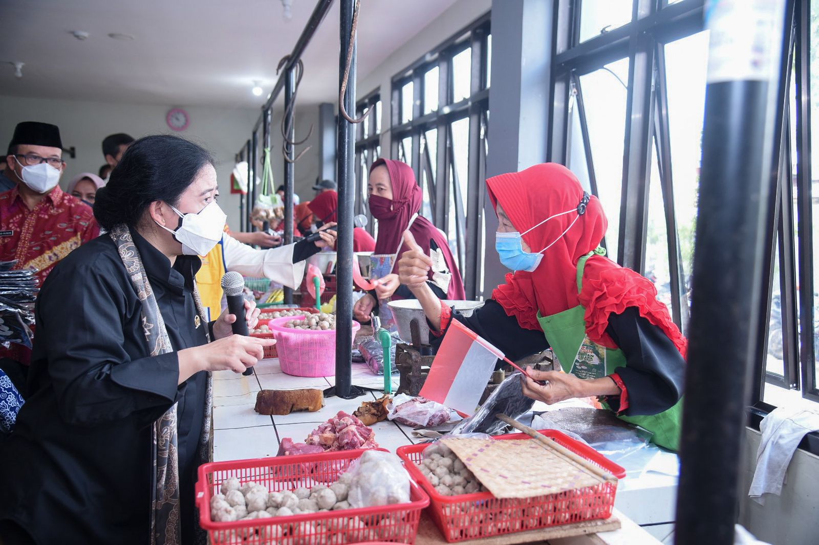 Resmikan Pasar Banyumas, Puan Cek Stok Pangan Sambil Belanja Sayur
