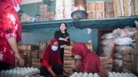 Supporting Local MSMEs, Puan Buys Salted Eggs in Brebes