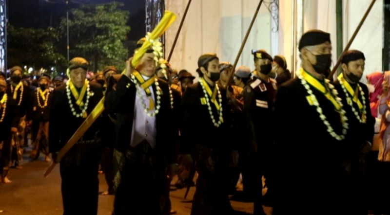 Pura Mangkunegaran Gelar Malam 1 Suro, Ganjar dan Gibran Ikut Ritual Topo Bisu