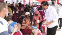 Presiden Jokowi Bagikan Bansos di Pasar Sungai Duri Bengkayang