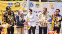 Bersama Anggota DPR RI Kementerian ESDM pasang 780 PJU bertenaga surya di Gresik dan Lamongan