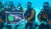 Peringati HUT RI ke 77 penyelam kibarkan Bendera Merah Putih di Taman Laut Pandanan Lombok