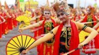 Berbagai Kesenian Daerah Di Tampilkan Jelang Penurunan Bendera di Istana
