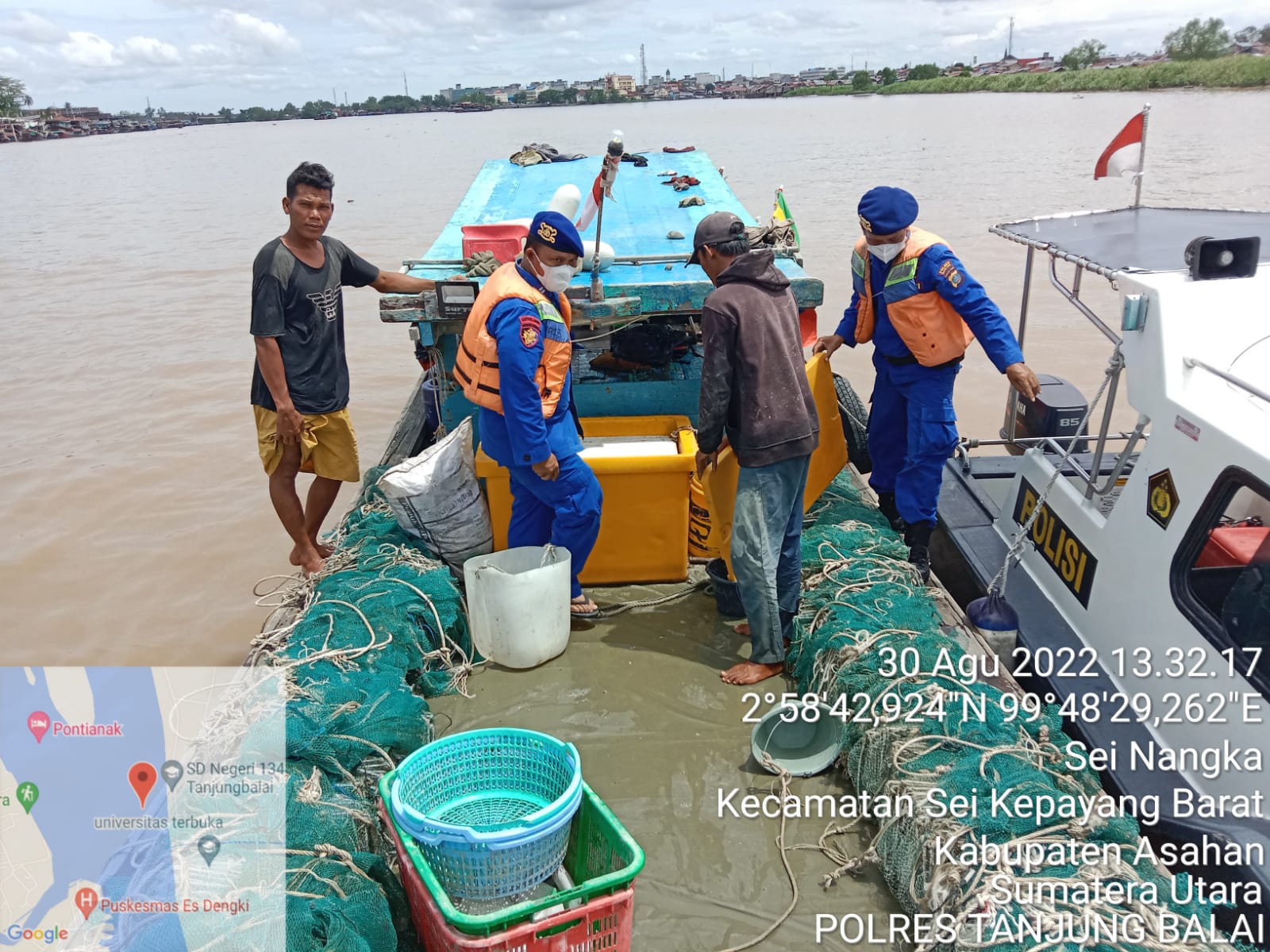 Diduga Bawa PMI, Satpol Air Polres TanjungbaIai Geledah Kapal KM Indah