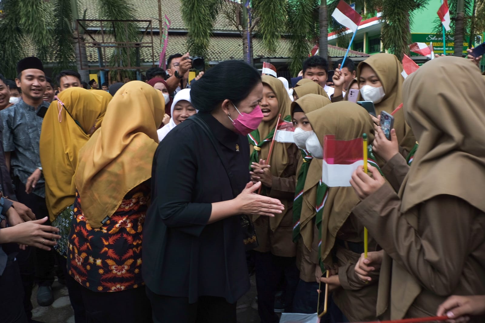 Visiting Lampung, Puan Welcomed by Hundreds of Community Leaders