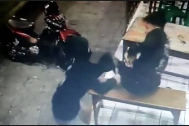 Lagi Ngopi di Warkop, Pemuda Ini Dibacok Begal