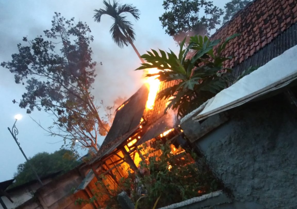 Belasan Rumah di Komplek Sintanala Kota Tangerang Dilalap Sijago Moreh