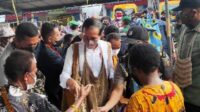 Tiba Di Sentani Papua, Presiden Jokowi serahkan bantuan pengalihan subsidi BBM