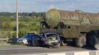 Truk Raksasa Pembawa Rudal Antarbenua Rusia Tabrak Mobil di Jalan Raya