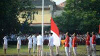 Pasukan Paskibra di Tangerang Rela Berkubang Lumpur demi Kibarkan Bendera Merah Putih