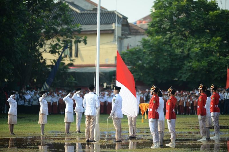 Pasukan Paskibra di Tangerang Rela Berkubang Lumpur demi Kibarkan Bendera Merah Putih