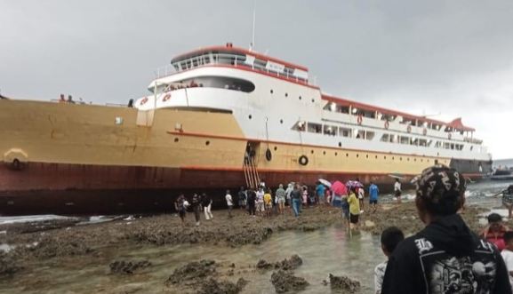 Akibat Cuaca Buruk, KM Glory Mary Angkut 202 Penumpang Kandas di Perairan Moronge Talaud