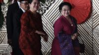 Pakai Kebaya Merah, Megawati Tiba di Gedung DPR