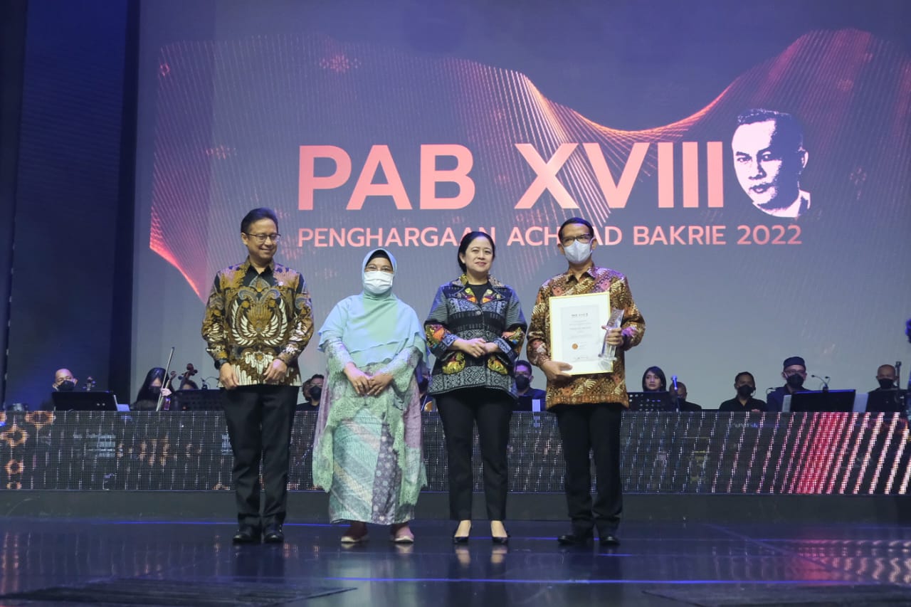 Handing Achmad Bakrie Award, Puan Appreciates Doctor's Dedication in Overcoming Covid-19