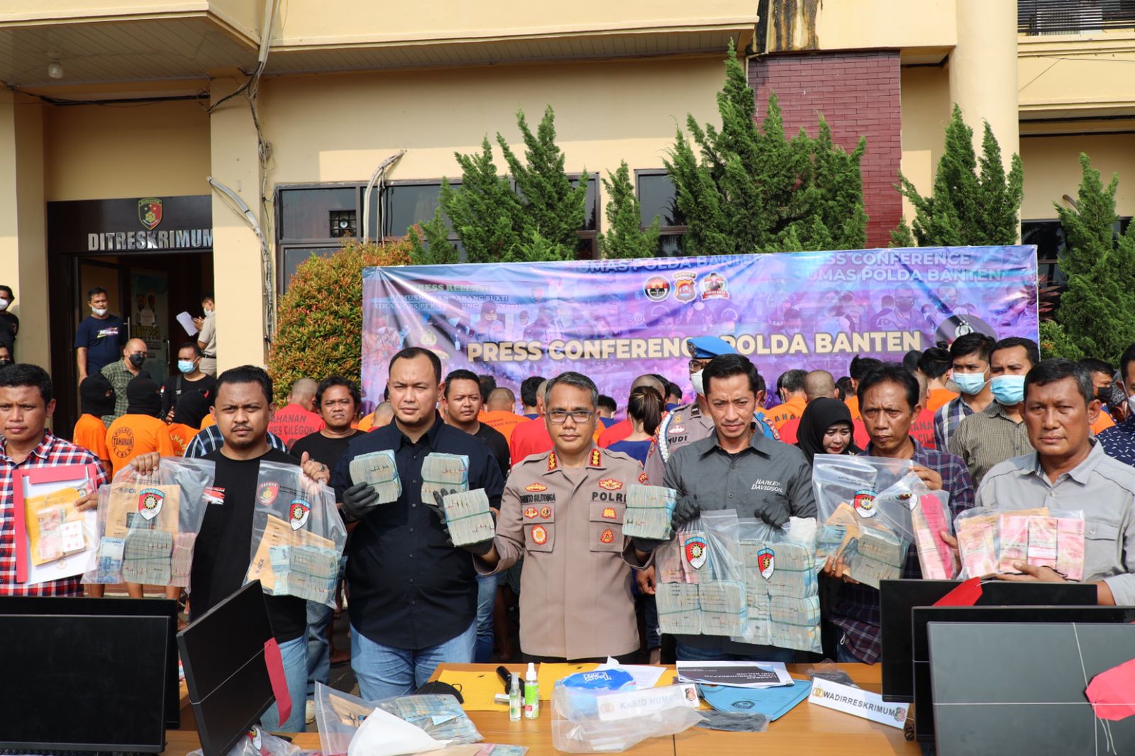 Polda Banten geledah ruko tersangka judi "online" di Tangerang