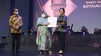 Serahkan Achmad Bakrie Award, Puan Apresiasi Dedikasi Dokter Tanggulangi Covid-19