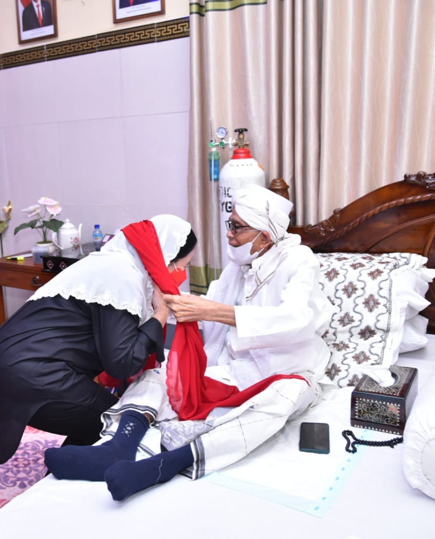 Tuan Guru Turmuzi Wraps Puan Maharani With a Red Veil