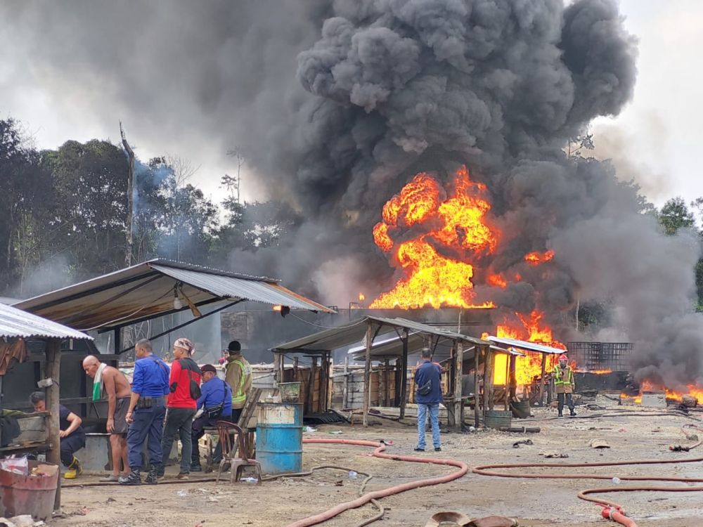 Puslabfor lakukan investigasi di lokasi ledakan gudang minyak di Jambi
