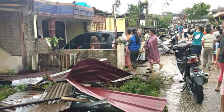 Pasar malam dan Puluhan Rumah Porak-poranda Di Sumut Akibat Puting Beliung