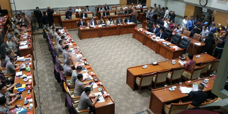 Saat Rapat Dengan Komisi III, DPR Sampaikan Ke Kapolri Tingkah Pejabat Polri Di Daerah Bagaikan Raja Raja Kecil