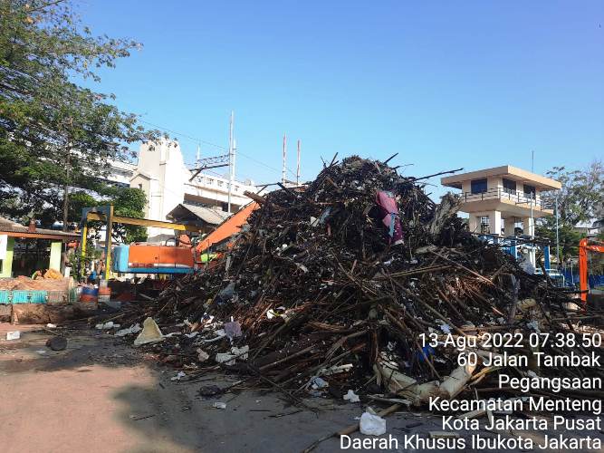 Usai Jakarta Dihantam Banjir,Sampah Menumpuk di Pintu Air Manggarai