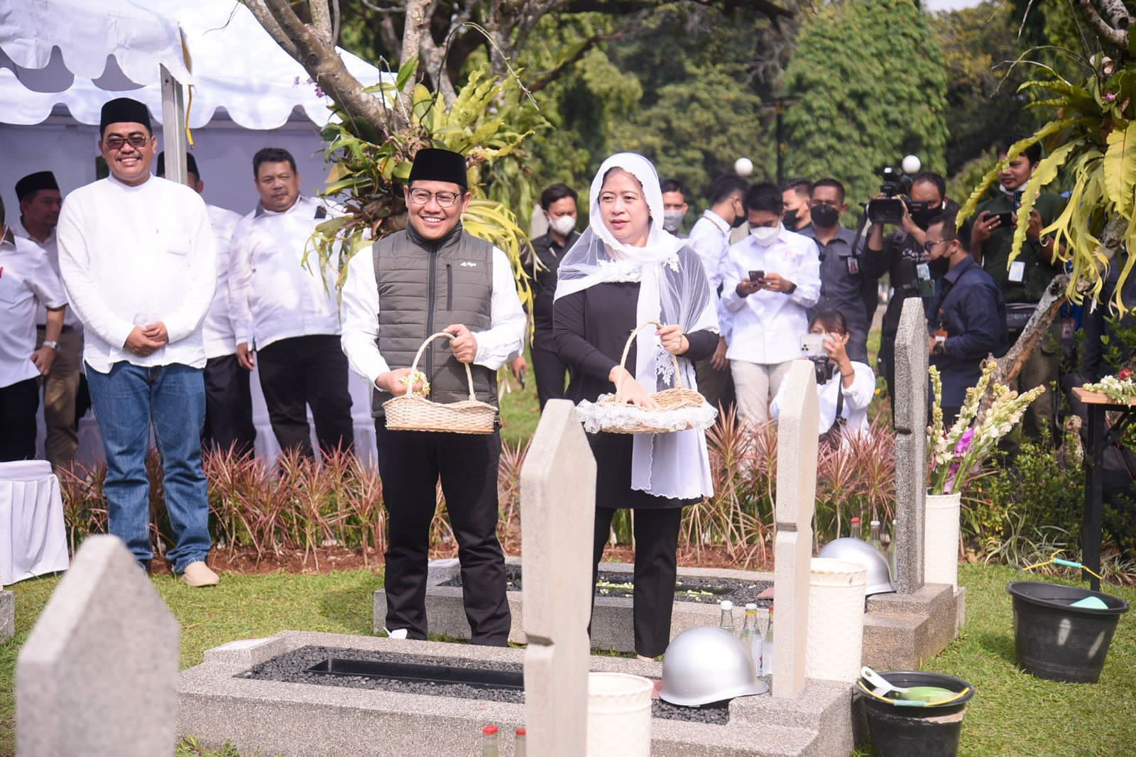  Bersama Muhaimin Iskandar  Ziarah ke Makam Alm Taufik Kiemas, Puan Bicara Soal Berkah Songsong 2024