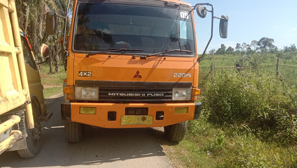 Oknum PT. DNG, Arogan! Angkut batu base gunakan tronton lintasi jalan tidak sesuai kelasnya disoal masyarakat