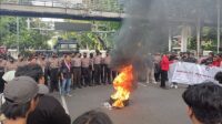 Demo Tolak BBM Memanas, Massa Bakar Ban dan Merusak Kawat Duri