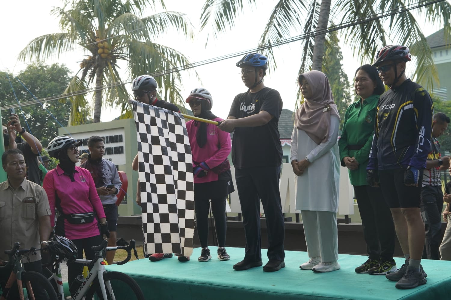 Gubernur NTB Lepas Fun Bike Jelang HUT TNI KE - 77 Di Makorem 162 / WB