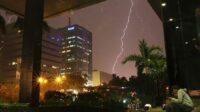 BMKG: Waspada Hujan Disertai Petir di Siang Hari