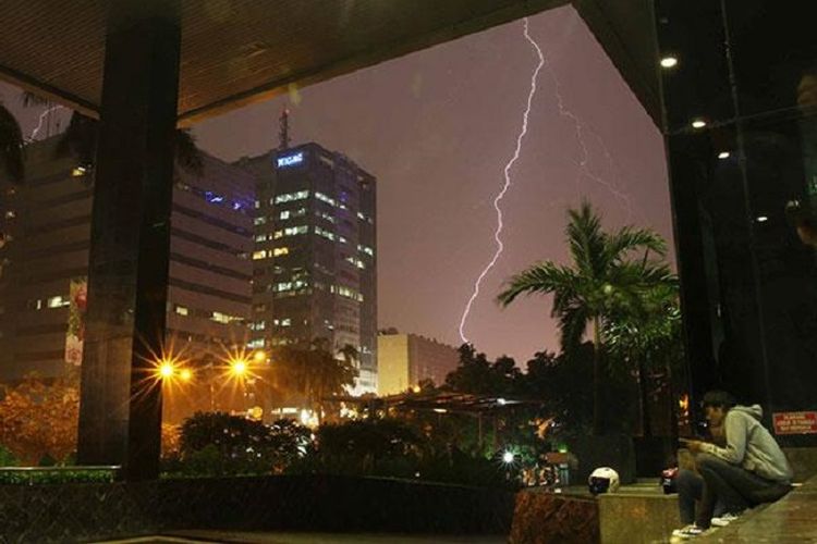 BMKG: Waspada Hujan Disertai Petir di Siang Hari