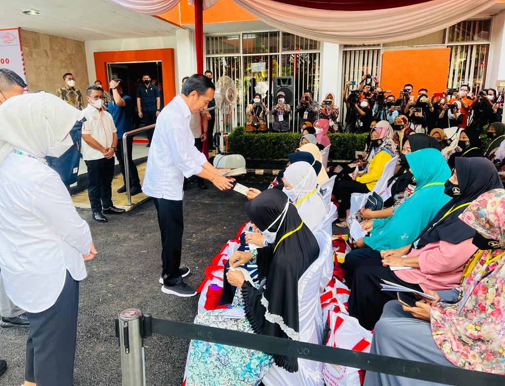 Presiden Tinjau Langsung Pemberian BLT di Lampung