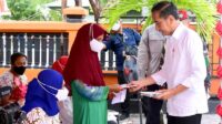Jokowi Bagikan Bansos BBM di Maluku Tenggara, Targetkan 4.000 Penerima Manfaat