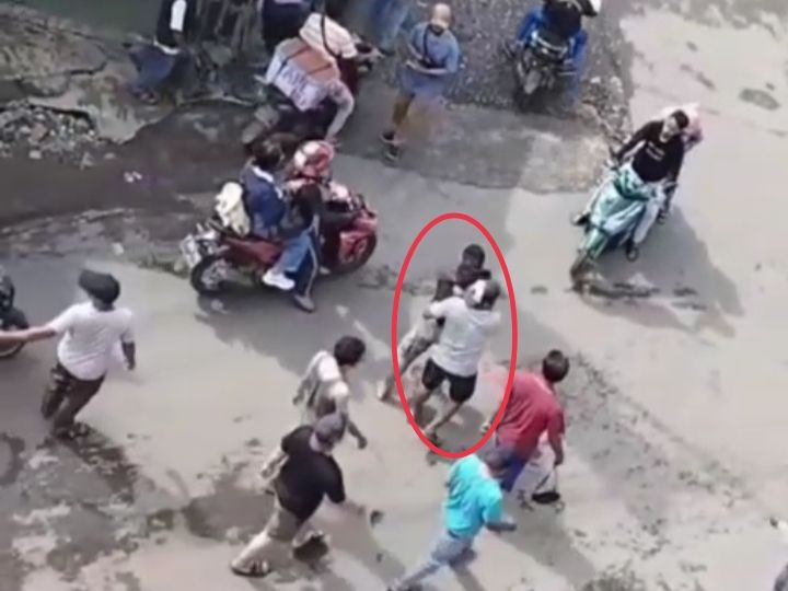 Maling Apes Babak belur di hajar Warga Akibat Terhenti di jalan yang sedang Diperbaiki