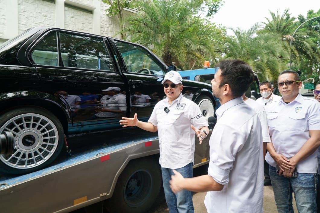 Ketua IMI Bamsoet Tinjau Progres Mobil Modifikasi Blackstone Live Modz 2022 Milik Raffi Ahmad