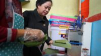 Visiting Fish Crafts Village in Majalengka, Puan Joins to Help Make Presto Milkfish