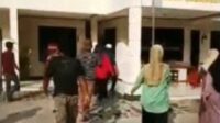Viral, Warga Geruduk Kator Polisi Minta Anaknya Dipulangklan Usai Tawuran