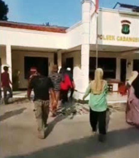 Viral, Warga Geruduk Kator Polisi Minta Anaknya Dipulangklan Usai Tawuran