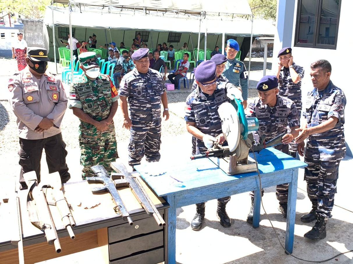 Pos TNI AL Atapupu NTT Musnahkan 13 Senjata Api Rakitan