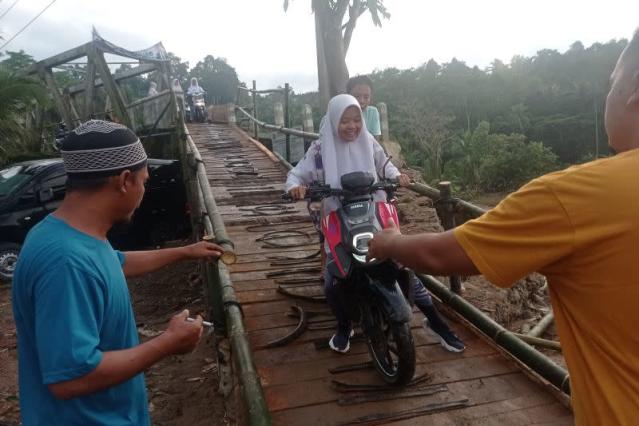 Warga Lebak terisolasi akibat jembatan Cimadur longsor