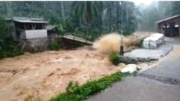 Dua rumah dan pabrik tahu hanyut disapu arus banjir Sungai Cibareno